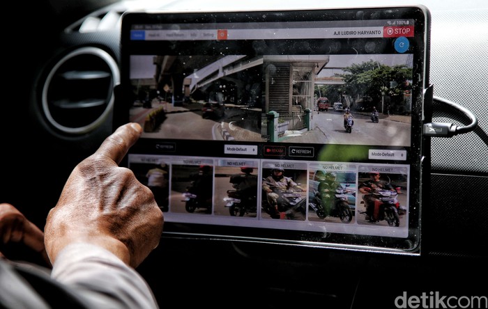 Satlantas Jakarta Utara melakukan operasi  dengan Mobil Tilang Elektronik (E-TLE) di kawasan Jalan Yos Sudarso, Jakarta Utara, Senin (20/2/2023).