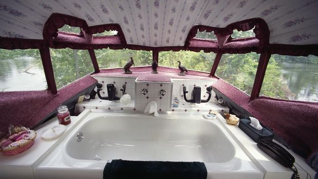 Bak mandi besar telah dipasang di bekas kokpit Boeing 727 yang dikonversi. Daripada membeli rumah mobil, Jo Ann Ussery membeli Boeing 727 tua seharga $2.000 USD dan merombaknya menjadi rumah di Benoit, Mississippi. (Ralf-Finn Hestoft/CORBIS/Corbis via Getty Images)