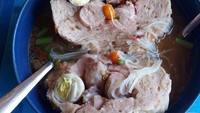 Warung bernama Bakso Setan di Semarang punya menu bakso beranak dengan isian yang bervariasi. Selain ada bakso, juga ada telur hingga cabai rawit. Foto: Instagram @infokulinersemarangan