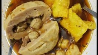 Di Bandung pun ada tempat makan bakso beranak. Namanya Bakso Omapan yang memiliki kuah kaldu yang gurih. Foto: Instagram @baksoomapan