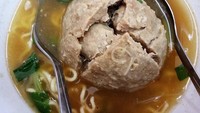 Dengan harga Rp 25.000 kamu sudah mendapatkan seporsi bakso beranak lengkap dengan berbagai kondimen. Bakso ini ditawarkan oleh Bakso Bom Mas Erwin. Foto: Instagram @bo.ghaisan