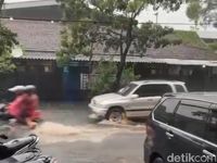 Hujan Deras Bikin Sejumlah Ruas Jalan Di Surabaya Banjir