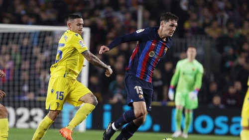 Barcelonas Andreas Christensen, centre right, and Cadizs Roger Marti challenge for the ball during the Spanish La Liga soccer match between Barcelona and Cadiz CF at the Camp Nou stadium in Barcelona, Spain, Sunday, Feb. 19, 2023. (AP Photo/Joan Monfort)