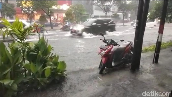 Beberapa Kawasan di Surabaya Tergenang usai hujan disertai petir