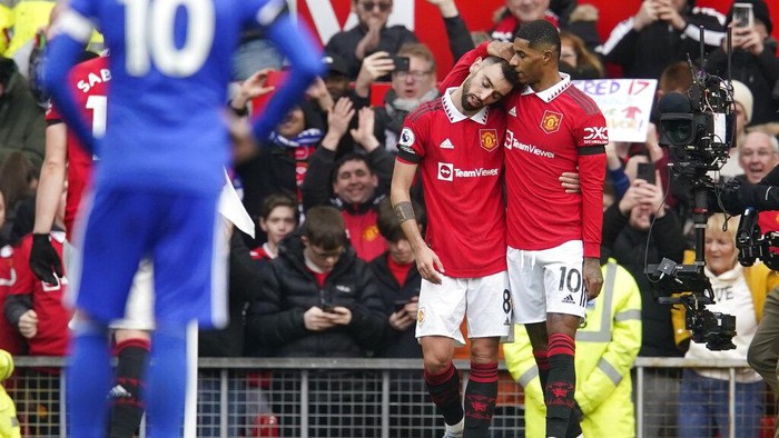 Manchester Uniteds Marcus Rashford, right, celebrates after scoring his sides opening goal with Manchester Uniteds Bruno Fernandes during the English Premier League soccer match between Manchester United and Leicester City at the Stamford Bridge stadium in Manchester, England, Sunday, Feb. 19, 2023. (AP Photo/Dave Thompson)