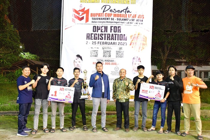 Bupati Beri Selamat buat Pemenang Turnamen Mobile Legends HUT Sinjai