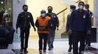 Ricky keluar ruang pemeriksaan dengan mengenakan rompi tahanan KPK berwarna oranye. 