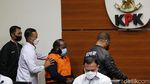Foto-foto Bupati Mamberamo Tengah Berompi Tahanan KPK