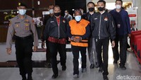 Ricky Ham diduga menerima suap terkait pelaksanaan berbagai proyek di Pemkab Mamberamo Tengah. 