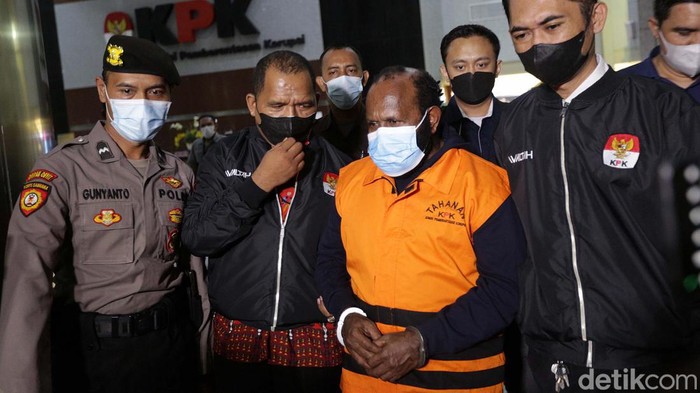 Bupati Mamberamo Tengah Ricky Ham Pagawak telah ditetapkan sebagai tersangka oleh KPK. Ricky pun langsung ditahan KPK usai menjalani pemeriksaan, Senin (20/2).