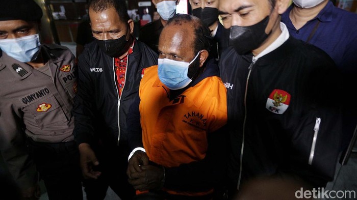 Bupati Mamberamo Tengah Ricky Ham Pagawak telah ditetapkan sebagai tersangka oleh KPK. Ricky pun langsung ditahan KPK usai menjalani pemeriksaan, Senin (20/2).