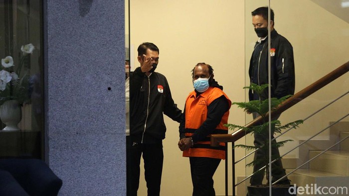 Bupati Mamberamo Ditahan KPK Bupati Mamberamo Tengah Ricky Ham Pagawak telah ditetapkan sebagai tersangka oleh KPK. Ricky pun langsung ditahan KPK usai menjalani pemeriksaan, Senin (20/2).