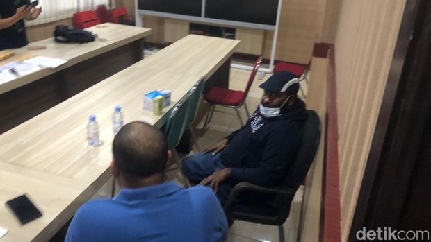 Bupati Mamberamo Tengah, Ricky Ham Pagawak ditangkap KPK atas kasus dugaan suap. Ricky ditangkap di Abepura, Jayapura, Papua pada Minggu, 19 Februari 2023.