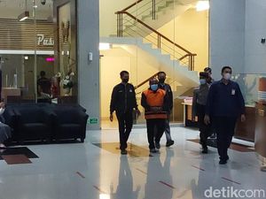 Pakai Rompi Oranye, KPK Resmi Tahan Bupati Mamberamo Tengah
