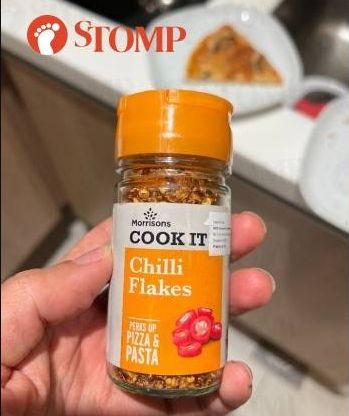 Ngeri! Satu Keluarga Hampir Telan Cacing dari Botol Bubuk Cabai