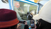 Aksi robot memasak ini, menjadi perhatian warga untuk mengambil video maupun foto saat robot memasak.