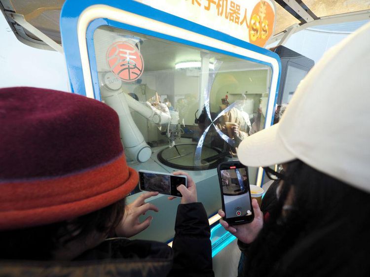Canggih! Ada Robot Masak Pancake di Beijing