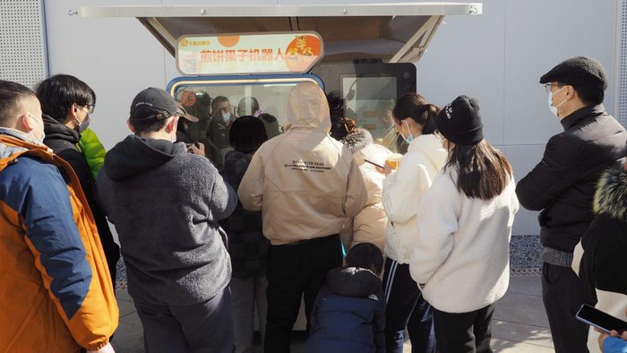 Canggih! Ada Robot Memasak Makanan di Beijing Berbeda dengan yang lain, Gerobak makanan yang ada di China ini menggunakan robot untuk memasak. Unik bukan? Nih lihat fotonya.