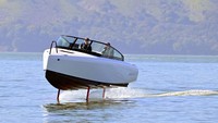 Teknik itu membuat mereka dapat memiliki baterai yang jauh lebih kecil, bahkan lebih mungil ketimbang perahu listrik lainnya. Namun, pada saat yang sama mereka juga dapat melaju dengan lebih cepat, efisien, dan hemat energi karena tidak mengalami hambatan air.  