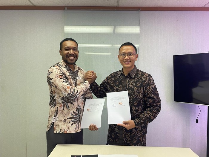CEO Kitong Bisa Foundation (KBF) Johannes FH Faidiban dan CEO Pijar Foundation Ferro Ferizka Aryananda saat melakukan penandatangan kerjasama di Kantor KBF Jakarta, Senin (20/2/2023).