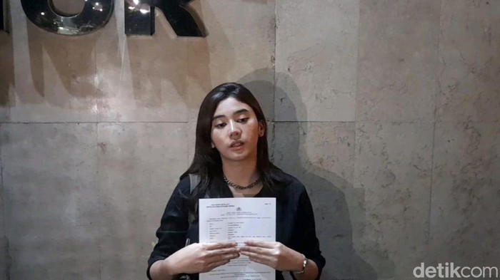 Clara Shinta lapor polisi soal penarikan paksa mobil oleh debt collector.