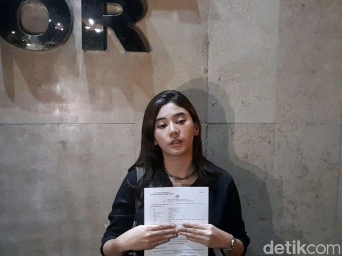 Clara Shinta lapor polisi soal penarikan paksa mobil oleh debt collector. Clara Shinta lapor polisi soal penarikan paksa mobil oleh debt collector.