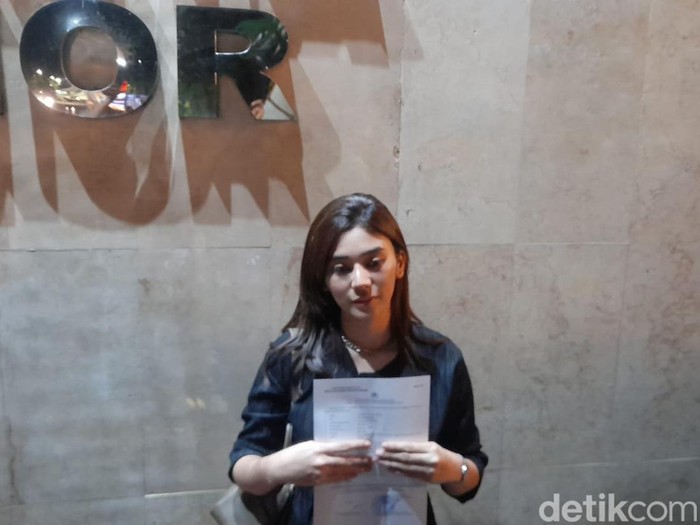 Clara Shinta lapor polisi soal penarikan paksa mobil oleh debt collector.