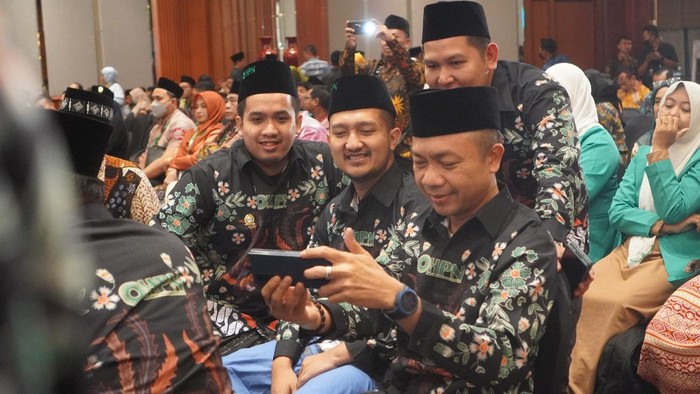 Crazy Rich Surabaya Tomli Wafa (tengah) bersama putra bungsu Gubernur Khofifah Ali Mannagali Parawansa (kiri)
