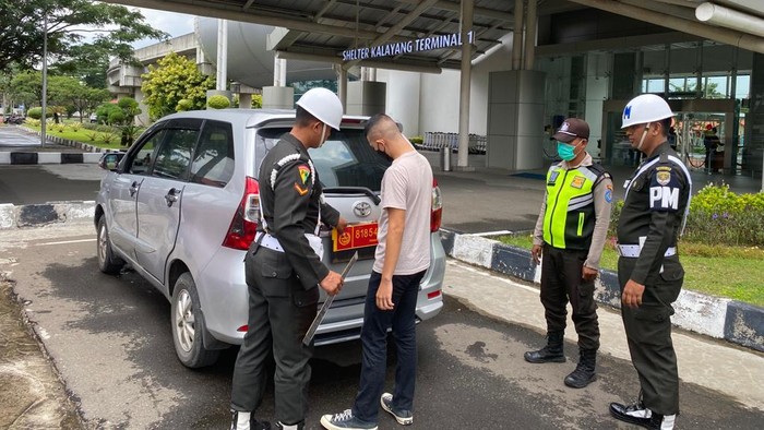 Denpom Jaya/1 menggelar razia di Bandara Soekarno-Hatta. Satu mobil berpelat dinas TNI tapi tak ada surat kendaraan diamankan petugas. (dok Denpom Jaya)