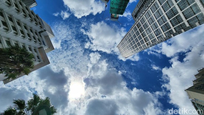 BMKG memprakirakan tiga wilayah DKI Jakarta akan dilanda hujan disertai petir pada siang hari. Namun hingga pukul 11.00 WIB, cuaca Jakarta masih cerah.