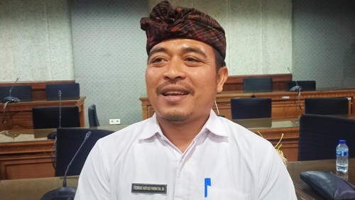 Dirut Perumda Tirta Tohlangkir atau PDAM Karangasem I Komang Haryadi Parwatha saat ditemui setelah rapat kerja dengan Komisi III DPRD Karangasem Senin (20/2/2023).