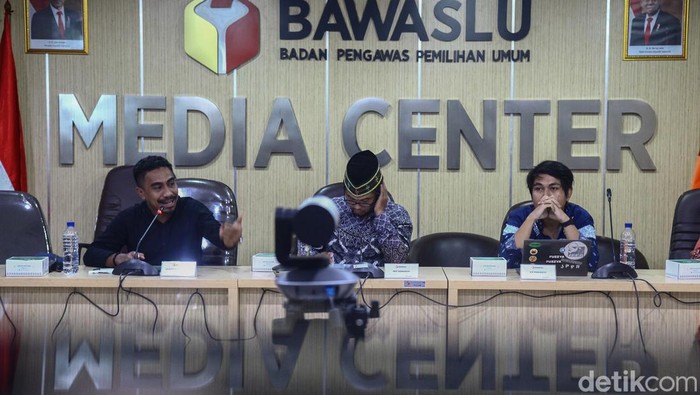 Diskusi Pengawasan Dana Kampanye Pemilu 2024 di Bawaslu Tenaga Ahli Bawaslu Bachtiar Baetal (kiri), pengamat pemilu Alwan Ola Riantoby (kedua kiri), pengamat politik Ray Rangkuti (kedua kanan), dan aktivis Jaringan Pendidikan Pemilih untuk Rakyat (JPPR) Aji Pangestu (kanan) menjadi pembicara dalam diskusi Publik Politik di Media Center Bawaslu, Jl MH Thamrin, Jakarta, Senin (20/2/2023).