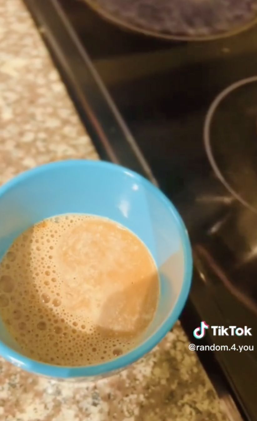 Doyan Teh Tarik, Bule Ini Ngirit Minum karena Belinya Jauh
