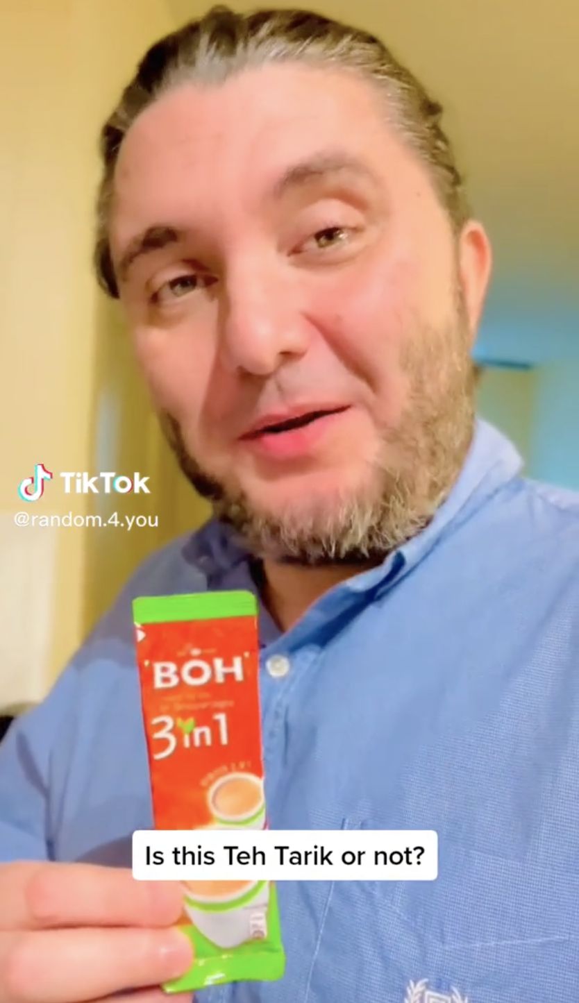 Doyan Teh Tarik, Bule Ini Ngirit Minum karena Belinya Jauh