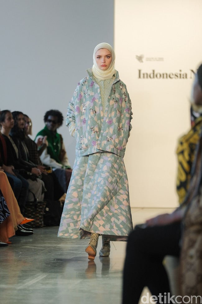 Brand yang didirikan oleh Istafiana Candarini, Nadya Karina, dan Afina Candarini ini menghadirkan koleksi diberi nama Charaka, yang terinspirasi dari kekayaan lokal, Kain Tapis Lampung di gelaran New York Fashion Week 2023. Foto: Dok. @kamiidea.