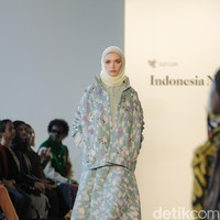 Brand yang didirikan oleh Istafiana Candarini, Nadya Karina, dan Afina Candarini ini menghadirkan koleksi diberi nama Charaka, yang terinspirasi dari kekayaan lokal, Kain Tapis Lampung di gelaran New York Fashion Week 2023. Foto: Dok. @kamiidea.