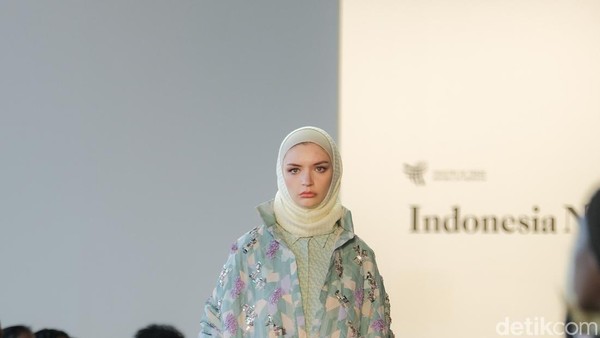 Foto: 10 Koleksi Busana Kami yang Dipamerkan di New York Fashion Week 2023