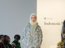 Foto: 10 Koleksi Busana Kami yang Dipamerkan di New York Fashion Week 2023