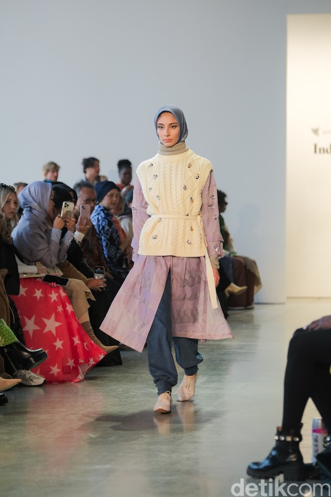 Koleksi terbaru Kami. yang ditampilkan di New York Fashion Week 2023 ini merupakan koleksi dengan kombinasi dari ciri khas Kami.dipadu padankan dengan gaya street style New York yang Edgy.  Foto: Dok. @kamiidea.