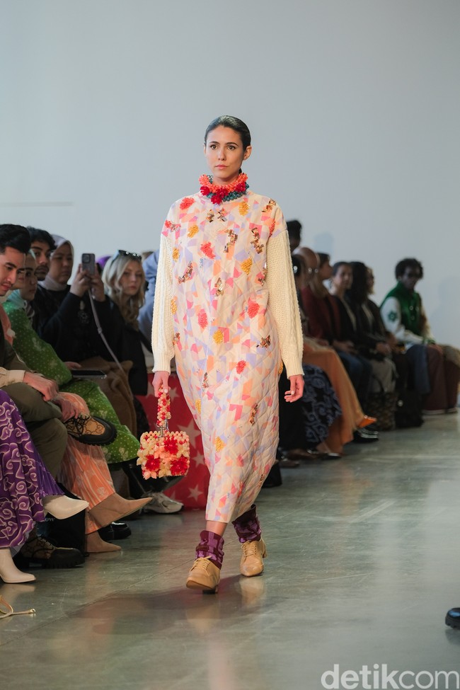 Sebelum New York Fashion Week, Kami. telah membuktikan eksistensinya pada market lokal dan global dengan mengikuti fashion show ternama seperti Jakarta Fashion Week, Indonesian Fashion Week, hingga kancah internasional yaitu Fashion Kode 2018 di Seoul.  Foto: Dok. @kamiidea.