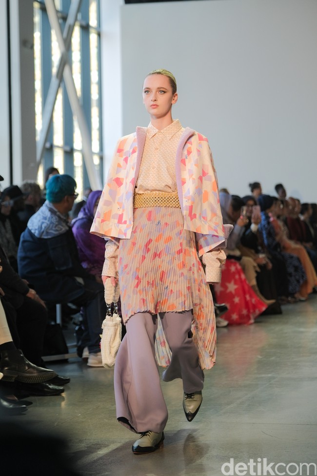 “Sesuai dengan tema Autumn/Winter Collection, Kami. fokus membuat styling yang banyak layer sehingga kesan chic dan modest masih bisa didapatkan dari Charaka Collection ini, ujar Irin. Foto: Dok. @kamiidea.