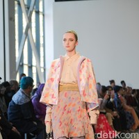 “Sesuai dengan tema Autumn/Winter Collection, Kami. fokus membuat styling yang banyak layer sehingga kesan chic dan modest masih bisa didapatkan dari Charaka Collection ini, ujar Irin. Foto: Dok. @kamiidea.