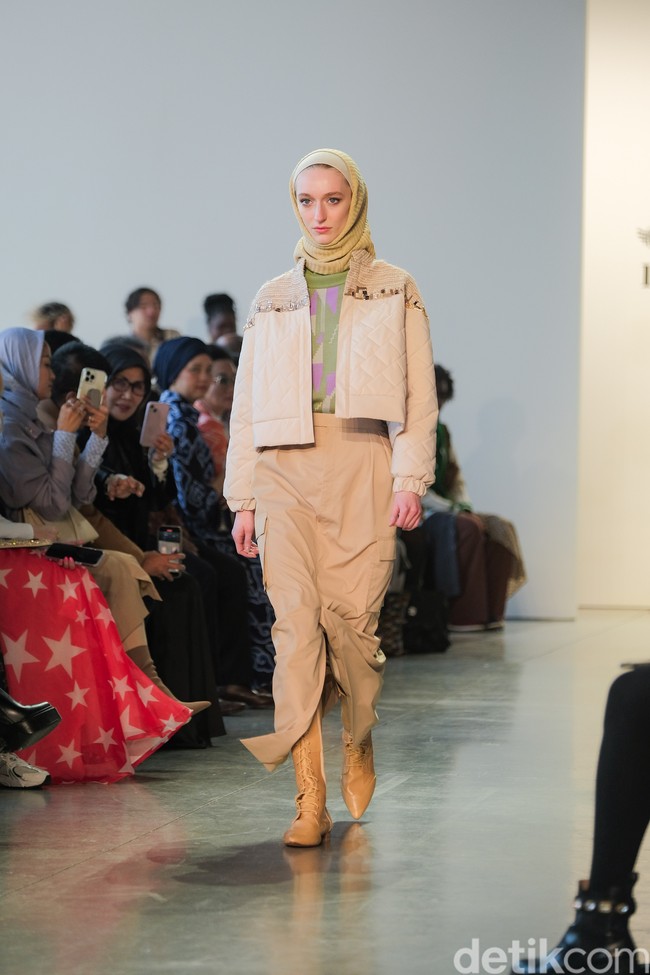 Istafiana Candarini atau akrab dipanggil Irin mengungkapkan cerita di balik koleksi Charaka. “Garisnya yang bersih dan rapi membentuk siluet dengan pendekatan modern. Kemudian ditambah pada asalnya, Kain Tapis disakralkan karena berhubungan dengan kehidupan, baik lingkungan maupun Sang Pencipta Alam Semesta,” ungkapnya pada saat NYFW Video Showing, di CGV Pacific Place, Sabtu (18/02). Foto: Dok. @kamiidea.