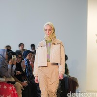 Istafiana Candarini atau akrab dipanggil Irin mengungkapkan cerita di balik koleksi Charaka. “Garisnya yang bersih dan rapi membentuk siluet dengan pendekatan modern. Kemudian ditambah pada asalnya, Kain Tapis disakralkan karena berhubungan dengan kehidupan, baik lingkungan maupun Sang Pencipta Alam Semesta,” ungkapnya pada saat NYFW Video Showing, di CGV Pacific Place, Sabtu (18/02). Foto: Dok. @kamiidea.