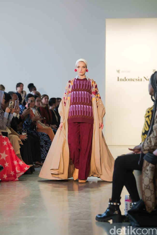 Karenanya, pola Charaka terinspirasi dari kehidupan sekitar. Dari segi motif Charaka Collection ini pun menyerupai anak tangga yang menggambarkan 14 tahun perjalanan Kami. yang perlahan berkembang hingga bisa sampai ke titik ini, tambah Irin. Foto: Dok. @kamiidea.