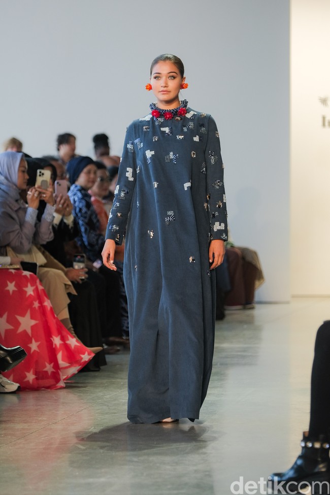 Irin menjelaskan 14 tahun perjalanan bukanlah suatu hal yang mudah bagi Kami. seiring perkembangan bisnis dunia modest fashion. Dia pun bersyukur Kami. menjadi salah satu brand modest yang diminati pecinta fesyen tanah air dan luar negeri. Foto: Dok. @kamiidea.