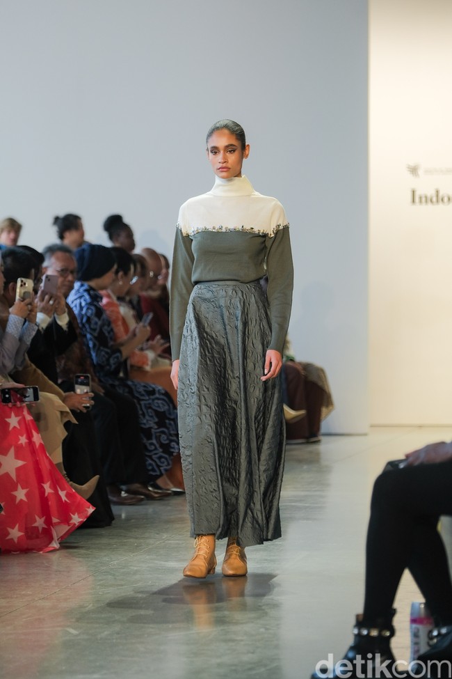 Irin juga mengungkapkan pemilihan jenis kain yang dipakai untuk koleksi Charaka. Kami. juga menggunakan berbagai bahan pilihan, seperti knit, corduroy, quilted, woven, velvet, denim, tweed, dan organza,” tambah Irin. Foto: Dok. @kamiidea.