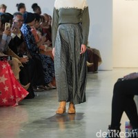 Irin juga mengungkapkan pemilihan jenis kain yang dipakai untuk koleksi Charaka. Kami. juga menggunakan berbagai bahan pilihan, seperti knit, corduroy, quilted, woven, velvet, denim, tweed, dan organza,” tambah Irin. Foto: Dok. @kamiidea.
