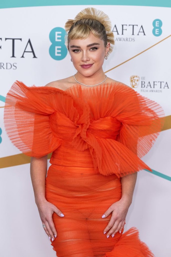 “Gaun ini terinspirasi dari gaun couture warna oranye koleksi arsip (Nina Ricci) yang rilis pada 1988,” jelas Harris Reed, selaku direktur kreatif Nina Ricci, seperti dikutip dari Huffington Post. Foto: WireImage/Karwai Tang