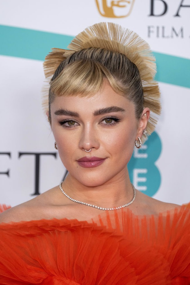 Untuk riasan wajah, Florence Pugh memilih nuansa pink dan cokelat. Foto: WireImage/Karwai Tang